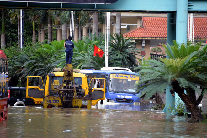 Mưa lớn khiến Quảng Ninh chìm trong nước, giao thông tê liệt ảnh 3