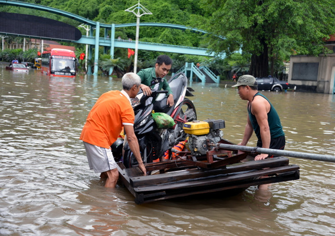 Mưa lớn khiến Quảng Ninh chìm trong nước, giao thông tê liệt ảnh 1