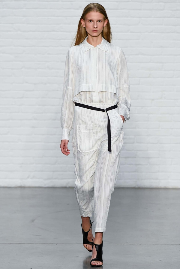 "Đổi gió" phong cách công sở bằng những bộ jumpsuit thanh lịch ảnh 4