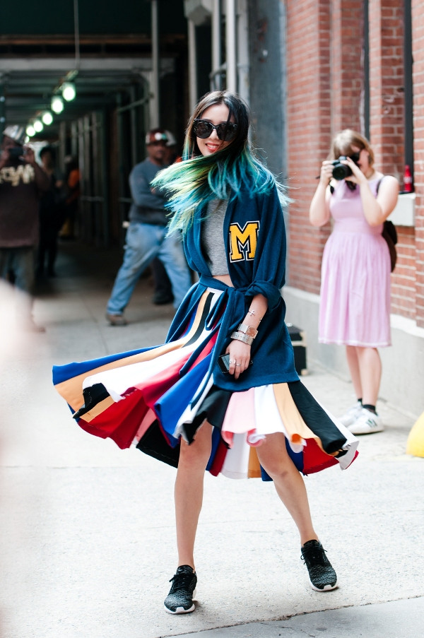 Trẻ trung và nổi bật với họa tiết sọc cầu vồng thời thượng ảnh 6