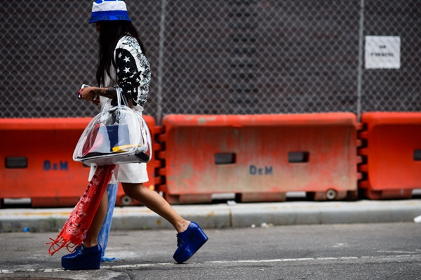 Phong cách luộm thuộm, hầm hố "đổ bộ" trên đường phố New York ảnh 22