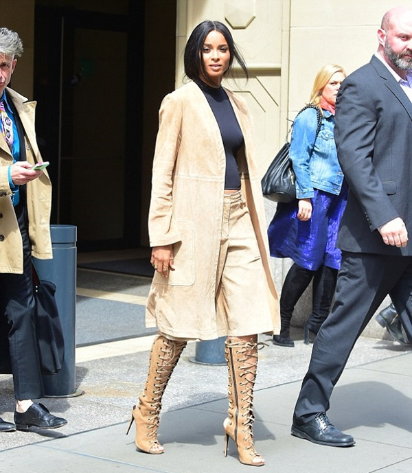 Xu hướng thời trang da lộn trở lại trong những ngày chớm Thu ảnh 17