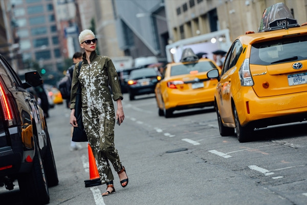 Phong cách luộm thuộm, hầm hố "đổ bộ" trên đường phố New York ảnh 23