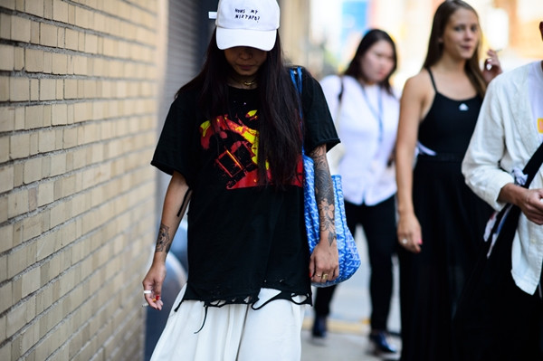 Phong cách luộm thuộm, hầm hố "đổ bộ" trên đường phố New York ảnh 19