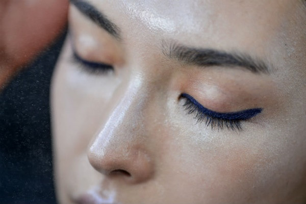 “Strobing” - kỹ thuật trang điểm đang gây "bão" khắp thế giới ảnh 8