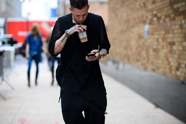 Phong cách luộm thuộm, hầm hố "đổ bộ" trên đường phố New York ảnh 10