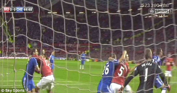 Smalling ghì cổ Ivanovic. Chelsea đã bị "cướp" penalty ở trận đại chiến với Man United? ảnh 3