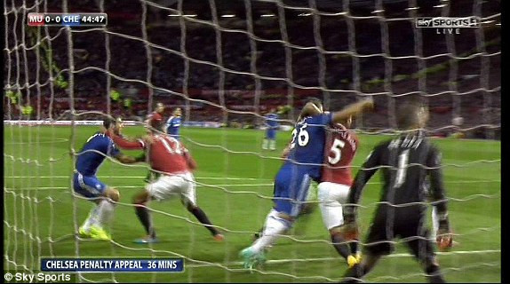 Smalling chặn Ivanovic. Chelsea đã bị "cướp" penalty ở trận đại chiến với Man United? ảnh 2