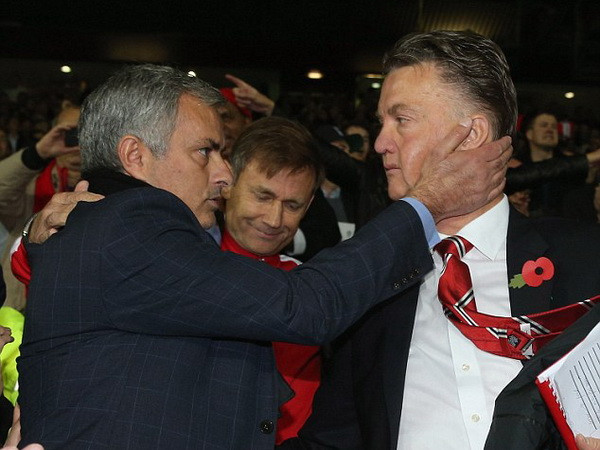 Jose Mourinho và Van Gaal tại Old Trafford. (Nguồn: Getty Images) Jose Mourinho và Louis van Gaal nói gì sau trận "đại chiến"? ảnh 1