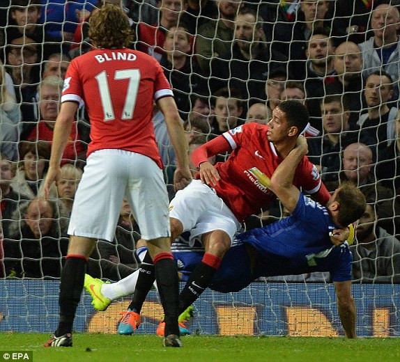 Trước khi vật ngã đối thủ. Chelsea đã bị "cướp" penalty ở trận đại chiến với Man United? ảnh 4