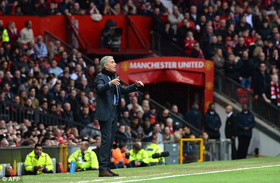 Mourinho ngoài sân cũng tỏ ra bức xúc. Chelsea đã bị "cướp" penalty ở trận đại chiến với Man United? ảnh 5