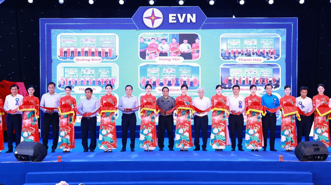 Thủ tướng Phạm Minh Chính và các đại biểu cắt băng khánh thành các Dự án đường dây 500kV mạch 3. (Ảnh: Dương Giang/TTXVN) ttxvn_thu_tuong_du_le_khanh_thanh_du_an_duong_day_500kv_mach_3_quang_trach_-_pho_noi_12.jpg