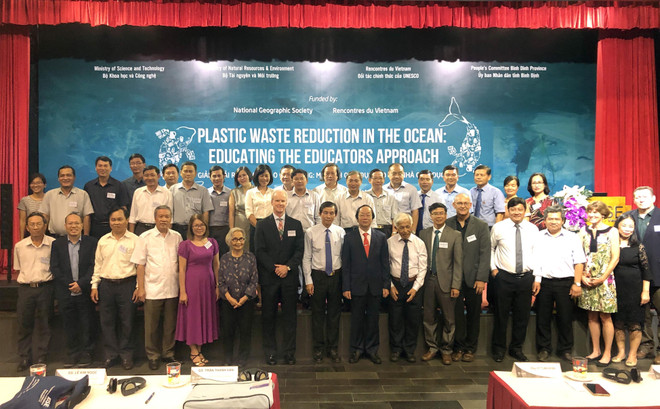 Các nhà khoa học và học viên dự hội thảo chụp ảnh lưu niệm. (Ảnh: Nguyên Linh/TTXVN) Hội thảo quốc tế về giảm thiểu chất thải nhựa vào đại dương ảnh 1