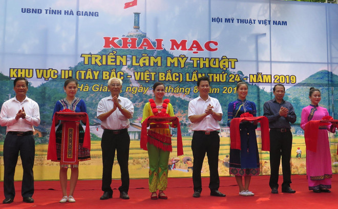 Cắt băng khai mạc triển lãm. (Ảnh: Minh Tâm/TTXVN) Triển lãm mỹ thuật khu vực Tây Bắc tại Hà Giang: Không có giải A ảnh 1