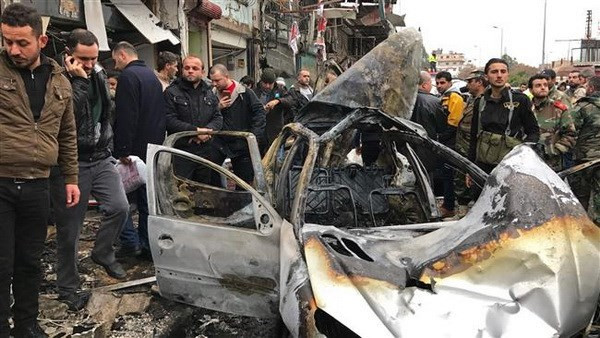 Hiện trường một vụ đánh bom ở Syria. (Nguồn: AFP) Syria: Đánh bom liều chết ở Damascus, ít nhất 25 người thiệt mạng ảnh 1