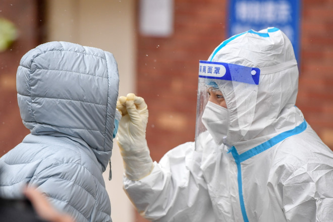 ​Nguyên nhân làm tăng mạnh số ca mắc COVID-19 tại Trung Quốc đại lục ảnh 1