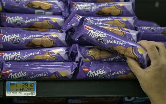 Chocolate của hãng Milka. (Nguồn: AFP) Áo: Một chiếc xe tải chở 20 tấn chocolate ''bốc hơi'' bí hiểm ảnh 1