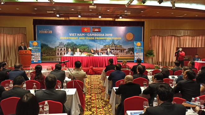 Quang cảnh Diễn đàn xúc tiến đầu tư-thương mại Việt Nam-Campuchia. (Ảnh: PV/Vietnam+) Doanh nghiệp Việt Nam-Campuchia tìm kiếm cơ hội hợp tác đầu tư ảnh 1