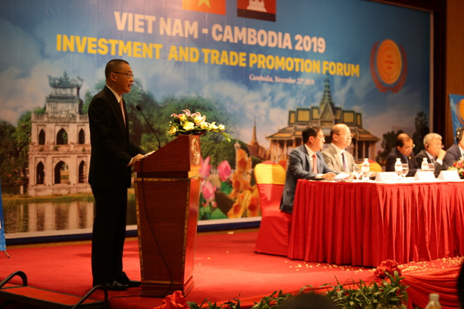 Đại sứ Việt Nam tại Campuchia Vũ Quang Minh phát biểu tại Diễn đàn xúc tiến đầu tư-thương mại Việt Nam-Campuchia. (Ảnh: PV/Vietnam+) Doanh nghiệp Việt Nam-Campuchia tìm kiếm cơ hội hợp tác đầu tư ảnh 2