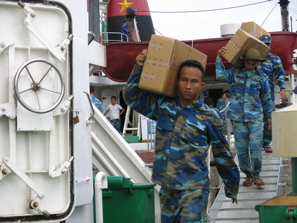 Những chuyến hàng mang theo niềm tin yêu ra Trường Sa ảnh 2
