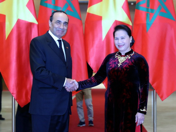 Chủ tịch Quốc hội Nguyễn Thị Kim Ngân đón Chủ tịch Hạ viện Vương quốc Ma rốc Habib El Malki. (Ảnh: Trọng Đức/TTXVN) Chủ tịch Quốc hội đón, hội đàm với Chủ tịch Hạ viện Vương quốc Maroc ảnh 1