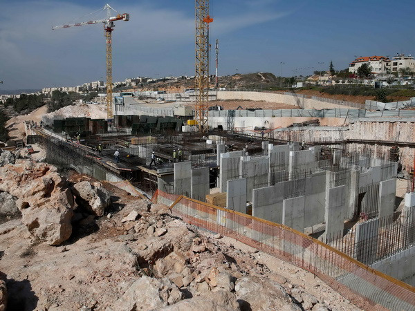 Công trường xây dựng tại khu định cư Ramat Shlomo ở Jerusalem ngày 8/11. (Nguồn: AFP/TTXVN) Các nước Arab yêu cầu Ấn Độ nêu rõ lập trường về Jerusalem ảnh 1