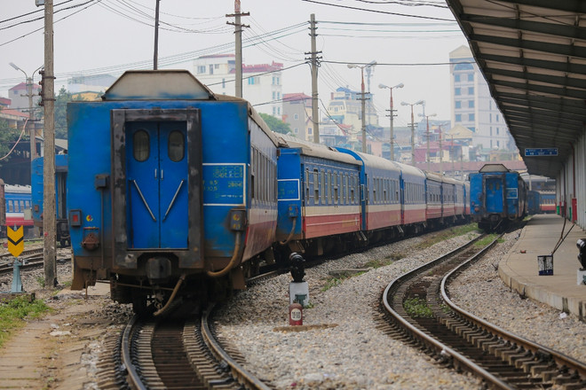Tàu khách Bắc-Nam về đến ga Hà Nội. (Ảnh: Minh Sơn/Vietnam+) Có nhất thiết phải "kéo" đường sắt tốc độ cao sâu vào ga Hà Nội? ảnh 1