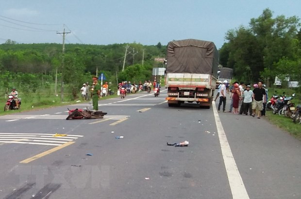 Quảng Nam: Va chạm với xe tải, 2 người đi xe máy tử vong tại chỗ ảnh 1