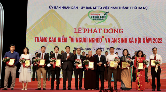 Ông Đỗ Vinh Quang, Phó Chủ tịch Hội đồng quản trị Tập đoàn T&T Group (thứ tư từ trái sang) được vinh danh bởi những đóng góp tích cực trong hoạt động an sinh xã hội của Thủ đô T&T Group: Hành trình trách nhiệm xã hội từ “tâm” ảnh 2