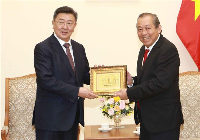 Phó Thủ tướng Thường trực Chính phủ Trương Hòa Bình tặng quà lưu niệm cho Bộ trưởng Quốc phòng Mông Cổ Nyamaa EnKhbold. (Ảnh: Doãn Tấn/TTXVN) Việt Nam luôn coi Mông Cổ là đối tác quan trọng trong khu vực ảnh 1