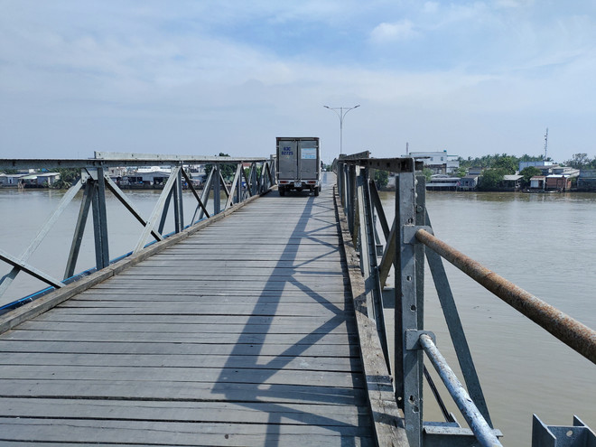 Bến Tre: Khẩn trương tìm tài xế mất tích khi cứu bé trai rớt sông ảnh 1