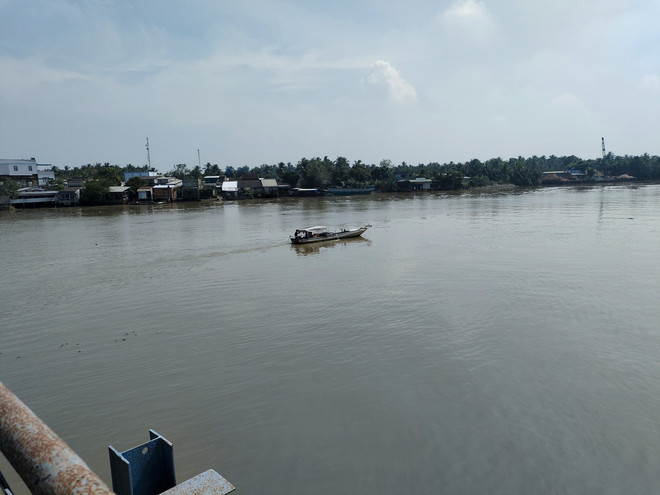 Bến Tre: Khẩn trương tìm tài xế mất tích khi cứu bé trai rớt sông ảnh 2