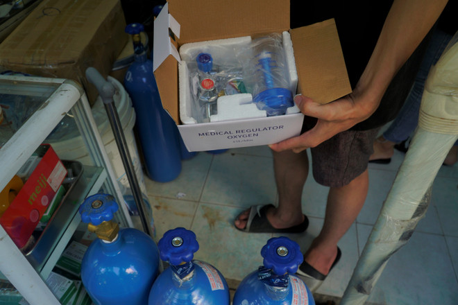 Người dân lùng mua các thiết bị y tế để đối phó với dịch bệnh COVID-19 ảnh 1