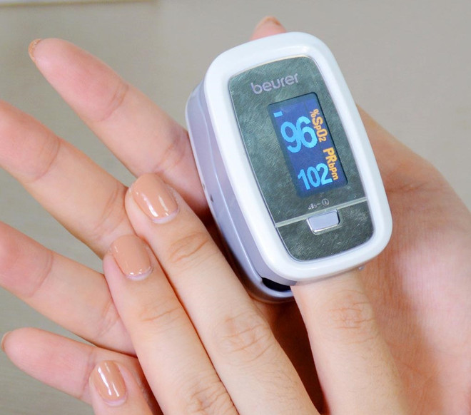 Người dân lùng mua các thiết bị y tế để đối phó với dịch bệnh COVID-19 ảnh 2