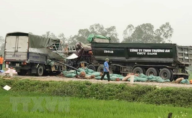 Xe tải đấu đầu trên Quốc lộ 10 khiến hai người bị thương ảnh 1