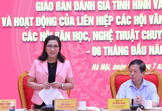 Phó Trưởng Ban Tuyên giáo Trung ương Đinh Thị Mai phát biểu. (Ảnh: Văn Điệp/TTXVN) ttxvn_giao_ban_danh_gia_tinh_hinh_van_hoc_nghe_thuat_6_thang_dau_nam_2024_2.jpg