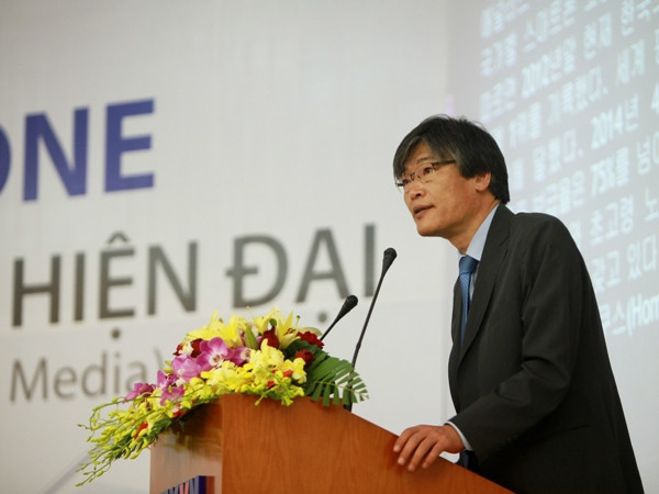 Ông Bae Myung-Bok, nhà báo tại nhật báo Joongang (Hàn Quốc) chia sẻ những ảnh hưởng của smartphone với thói quen đọc báo của người Hàn Quốc (Ảnh: Trọng Đạt/TTXVN) Chia sẻ kinh nghiệm về làm báo qua điện thoại thông minh ảnh 3