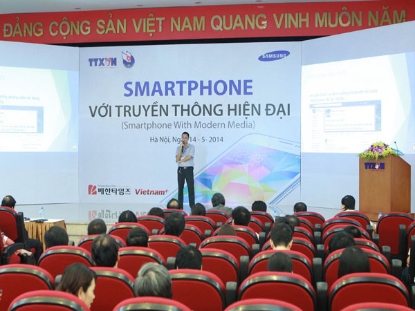 Gần 250 lãnh đạo và phóng viên ở nhiều cơ quan báo chí đã có mặt trong buổi hội thảo ngày 14/5 (Ảnh: Trọng Đạt/TTXVN) Chia sẻ kinh nghiệm về làm báo qua điện thoại thông minh ảnh 2