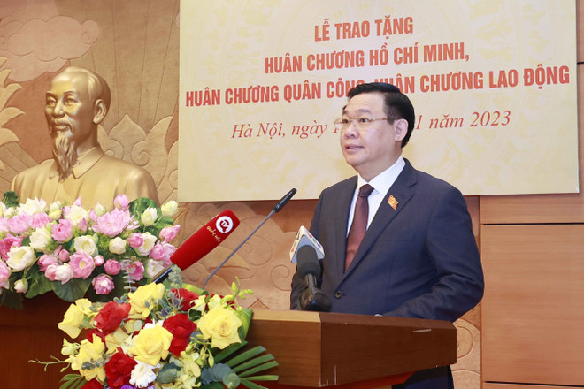 Trao huân chương tặng một số vị lãnh đạo, nguyên lãnh đạo Quốc hội ảnh 3