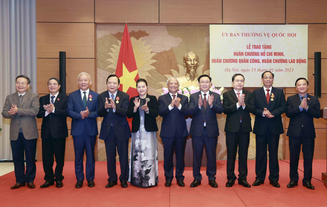 Trao huân chương tặng một số vị lãnh đạo, nguyên lãnh đạo Quốc hội ảnh 4