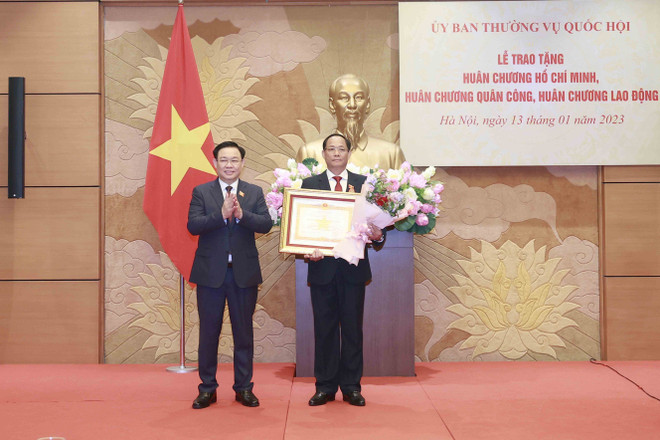 Trao huân chương tặng một số vị lãnh đạo, nguyên lãnh đạo Quốc hội ảnh 2