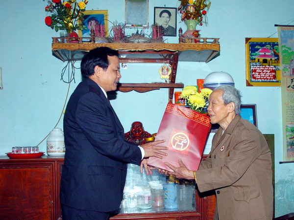 Bí thư Thành ủy Hà Nội thăm, tặng quà nguyên lãnh đạo thành phố ảnh 1