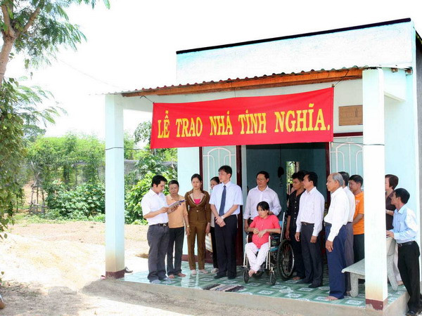 TTXVN bàn giao nhà tình nghĩa, tặng quà tết cho bà con Vân Kiều ảnh 1