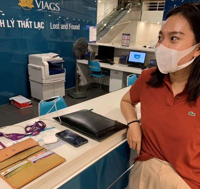 Tiếp viên Vietnam Airlines trả lại tài sản giá trị cho hành khách ảnh 1