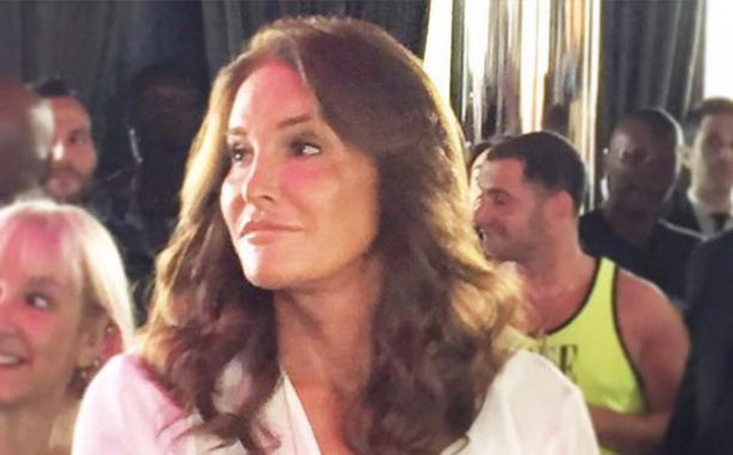 Cha dượng của Kim Kardashian yểu điệu dự sự kiện ở New York ảnh 1