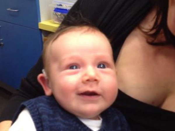 Cảm động em bé khiếm thính lần đầu tiên nghe thấy âm thanh ảnh 1