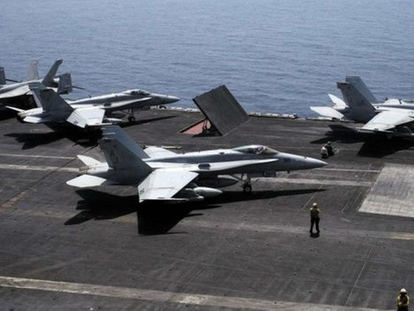 Máy bay chiến đấu của Mỹ cất cánh từ tàu sân bay USS George HW Bush để không kích IS. (Nguồn: Reuters) Quân đội Mỹ tiếp tục không kích phiến quân Hồi giáo ở Iraq ảnh 1