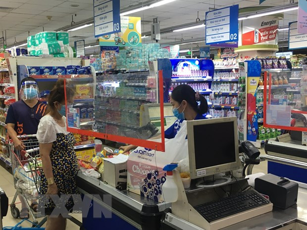Người dân mua đồ dùng thiết yếu tại siêu thị Co.op mart Nhiêu Lộc-Thị Nghè. (Ảnh: Thanh Vũ/TTXVN) Đề xuất khu vực kinh tế ngoài nhà nước "giải cứu" các dự án thua lỗ ảnh 2