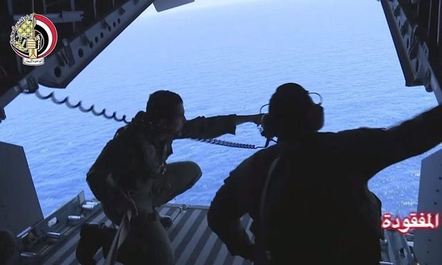 Tìm kiếm hộp đen máy bay mất tích. (Nguồn: EPA) Hộp đen máy bay MS804 sẽ tiếp tục phát tín hiệu đến ngày 24/6 ảnh 1