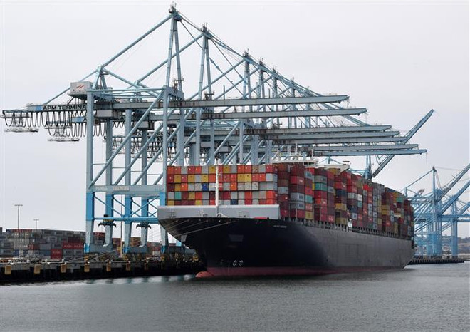Hàng hóa được xếp dỡ tại cảng ở Long Beach, California, Mỹ, ngày 14/5/2019. (Ảnh: AFP/ TTXVN) Mỹ chưa có thời hạn chót cho việc áp thuế hàng hóa Trung Quốc ảnh 1